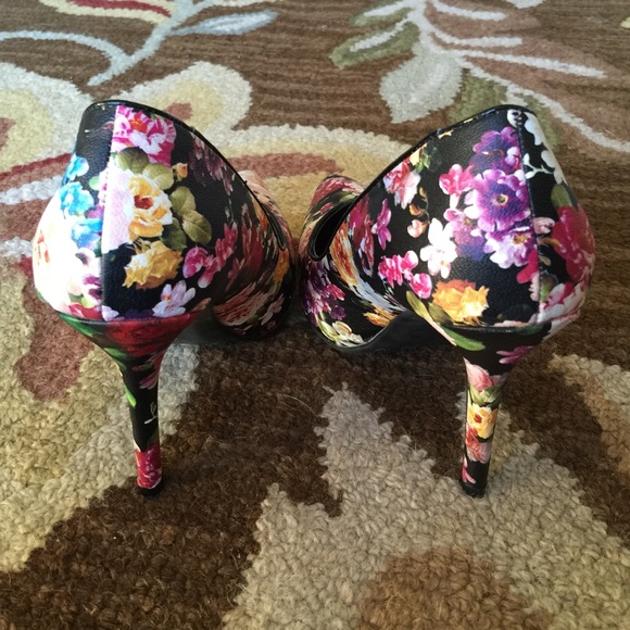 Anne Michelle Floral Pumps - Picture 2 of 4
